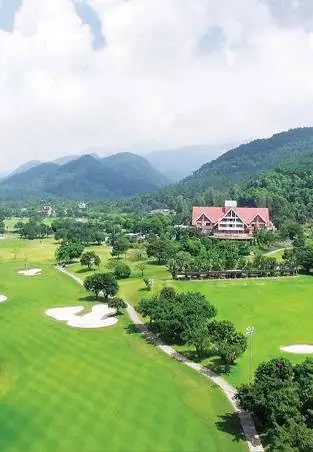 산자락과 클럽하우스를 함께 담은 땀따오 골프장 전경