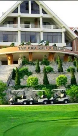 Tam Dao Golf Club 간판이 있는 클럽하우스와 카트