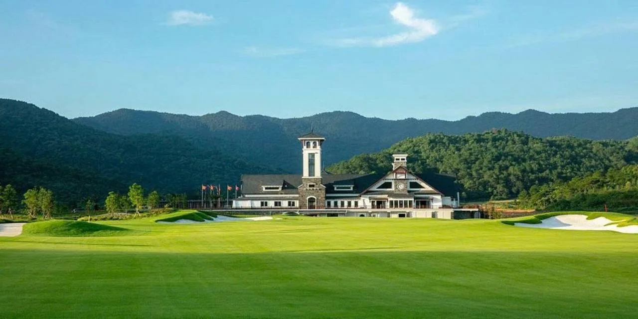 타잉라잉 골프장 그린 너머로 보이는 클럽하우스와 산