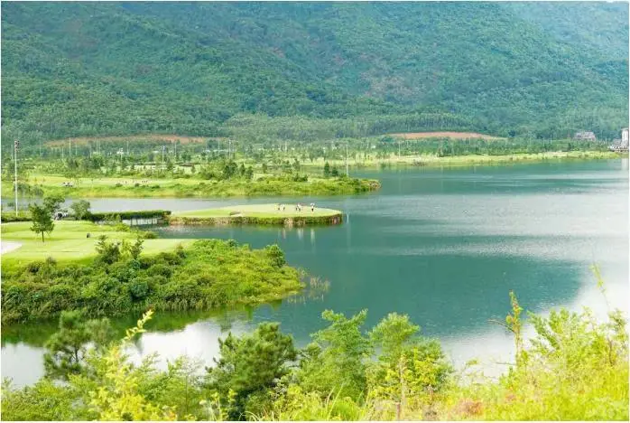 타잉라잉 골프장 주변 호수와 산 풍경